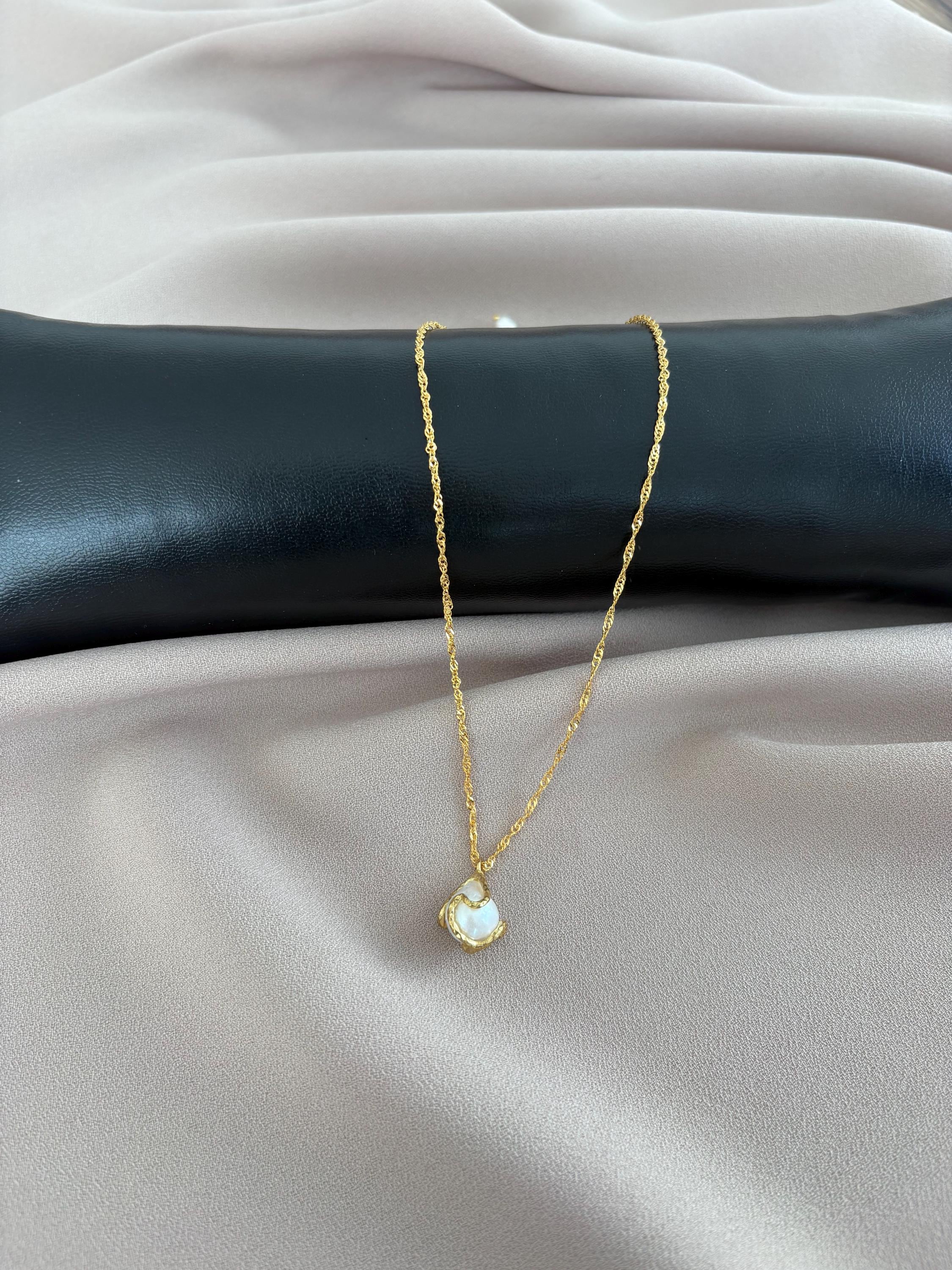 Collana con ciondolo a gabbia di perle in argento Fleur de Lis - Gioielli con ciondolo Mardi Gras - Italia Collana con ciondolo a gabbia di perle in argento Fleur de Lis - Gioielli con ciondolo Mardi Gras - Italia