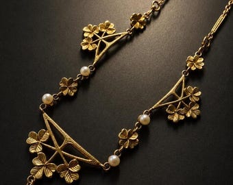 Art Nouveau French work 18K gold pearl clover necklace