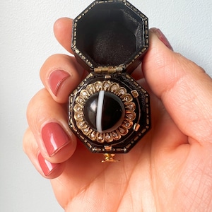 Anillo victoriano de oro de 18 quilates con ágata y diamantes esmaltados