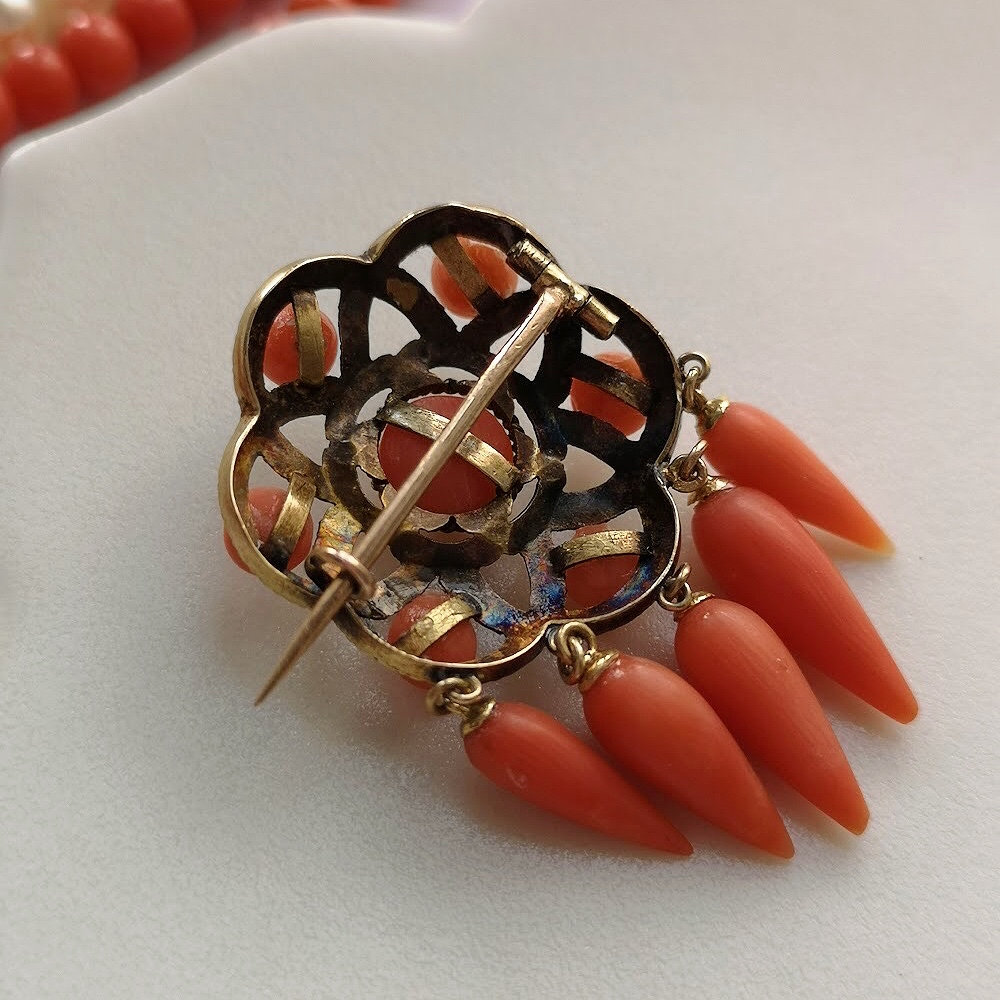 Broche Ancienne Or Jaune 18 Carats Avec Corail Naturel - Poids 14.5g, Occasion
