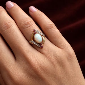 Anillo antiguo francés de oro de 18 quilates con ópalo, rubí y diamantes.