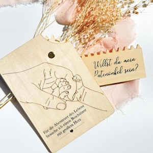 Vuoi essere il mio padrino/la mia madrina? • Carta di legno con ingranaggio e cassetto • Mano del bambino e detto • Richiesta di sponsorizzazione • Padrino