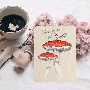 Tarjeta para amantes de la naturaleza “Hermosa y salvaje” – Tarjeta de afirmación de amanita muscaria A6 | Papel kraft sostenible o cartulina de papel de hierba