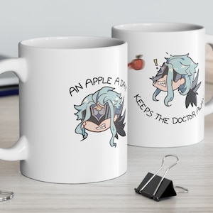 Puede incluir: Taza de cerámica blanca con un personaje de dibujos animados de pelo azul y el texto "Una manzana al día mantiene al médico alejado".