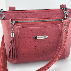 Bolso bandolera de lujo color vino con corcho, interior de piel sintética color arándano metalizado y caballos pintados. Ranuras para tarjetas, bolsillos con cremallera y deslizantes. Edición limitada.