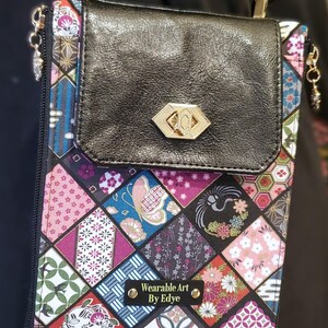 Cartera cruzada de lujo con doble cierre giratorio y cremallera, bolsillo con cremallera en el primer lado, ranuras para 4 tarjetas, bolsillo para efectivo y un bolsillo interior con cremallera; bolsillo abierto con cremallera en el segundo lado
