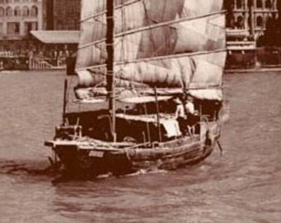 香港、伝統的な中国のシンボルジャンク、1950年、香港ビクトリア港での 