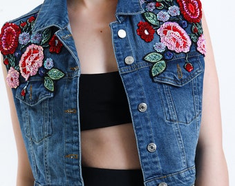 Chaleco vaquero floral hecho a mano para mujer / Chaleco vaquero bordado con flores / Chaleco corto estilo boho / Conjunto para festivales de verano / Regalo romántico