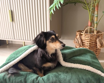 Lit troglodyte teckel | Sac de luxe pour chien fouisseur en polaire sherpa, cadeau personnalisé pour propriétaire de chien avec broderie de nom