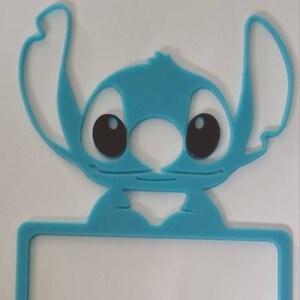 Peut inclure: Un cache-interrupteur en plastique bleu clair avec un personnage de dessin animé Stitch du film Disney Lilo & Stitch.