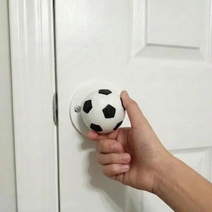 Tirador de puerta para dormitorio infantil con temática de fútbol, decoración deportiva, pomo de puerta con forma de balón de fútbol para habitación de niño, accesorio divertido para dormitorio con temática de fútbol.