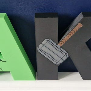 Letras personalizadas con temática de superhéroes de Marvel para pared o de pie, de alta calidad.