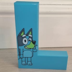 Letras con temática azul, para montar en la pared.