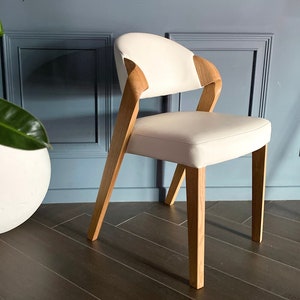 Stylish and Very Comfortable Dining Chair with Elegant Curves, Solid Oak Chair in Beige Leather, Chairs for Dining Room, Upholstered Chair