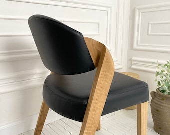 Stoel "ANDY" gemaakt van massief eiken en zwart leer, handgemaakte stoel voor woonkamer, eiken eetkamerstoelen, unieke houten stoelen, stoelen om te dineren