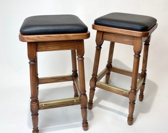 Barhocker aus Eiche und schwarzem Leder, Handgefertigte Barmöbel, Holzhocker, Thekenhocker, Barmöbel, Barhocker mit Kissen aus Leder
