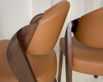 Zeitgenössische Esszimmerstühle aus Holz mit hellbrauner Lederpolsterung - Elegant und äußerst bequem für langes Sitzen