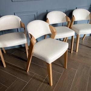 Upholstered in Light Beige Leather Dining Chair, Solid Oak Dining Room Chair, Woden Chairs for Dining Table in Comfortable & Timeless Design