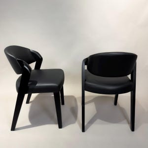 Handgjord matstol i massiv ek: Ergonomisk accentstol i svart läder