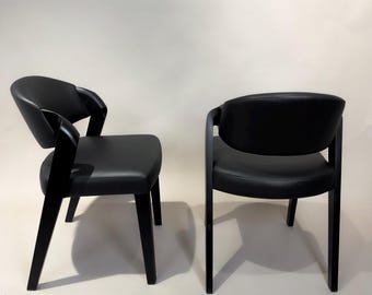 Handgefertigter Esszimmerstuhl aus massiver Eiche: Ergonomischer Akzentstuhl aus schwarzem Leder