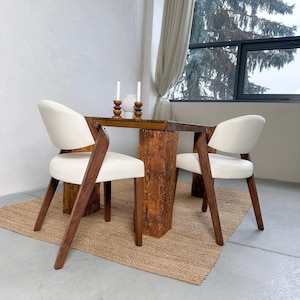 Sillas de comedor contemporáneas hechas a mano en madera maciza tapizadas en nogal Silla decorativa Muebles de comedor personalizados en color madera y cuero