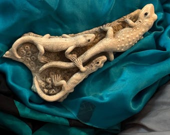 バリ島で精巧に彫刻された、白パン粉をまぶした竜の角を持つトカゲの