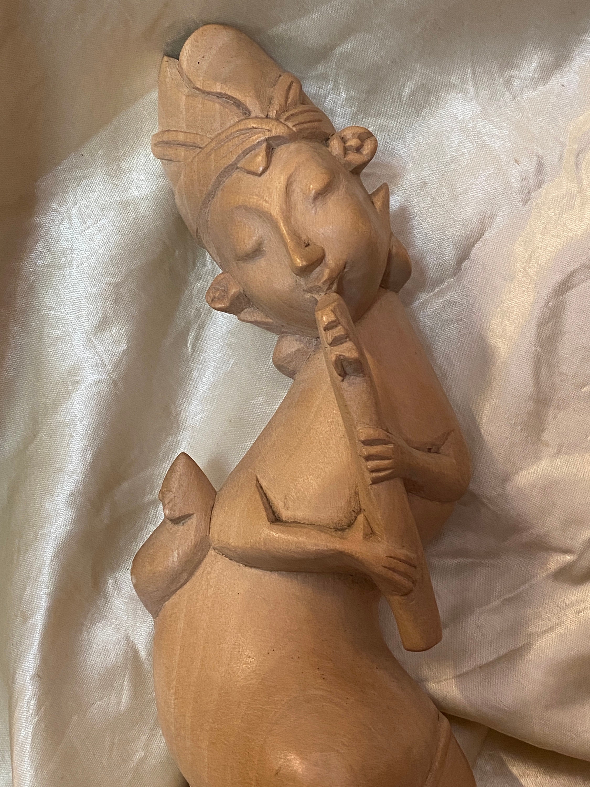 フルート奏者の像：バリ島の自然の精霊の木彫り * ヴィンテージ