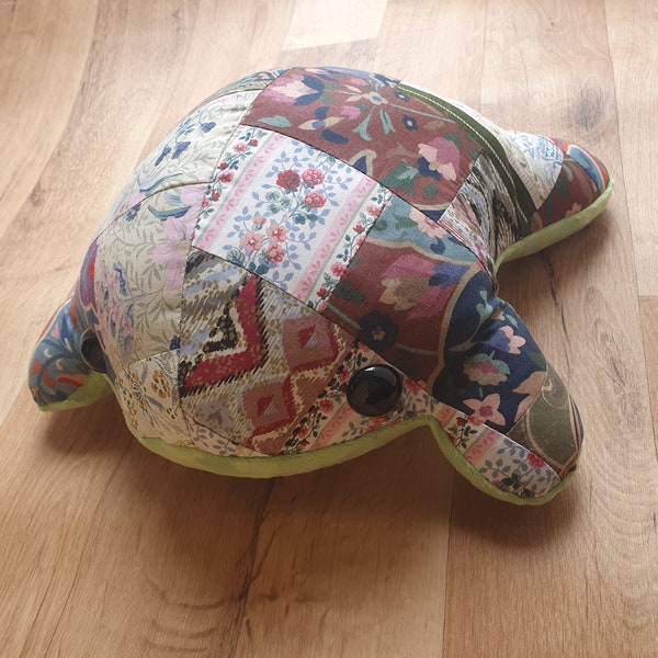 coussin grenouille géante floral vintage. Tissus de créateurs en forme de grenouille géante. Modèle patchwork fabriqué en une seule pièce. Design d'intérieur de maison. Uniques