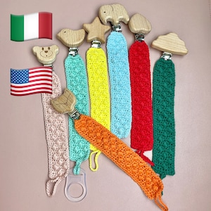 Puede incluir: Un conjunto de siete mordedores de bebé de crochet con adornos de madera de animales y formas. Los mordedores son de varios colores, incluyendo rosa, verde, amarillo, azul, naranja y rojo. Cada mordedor tiene un clip para sujetarlo a la ropa o a un cochecito.