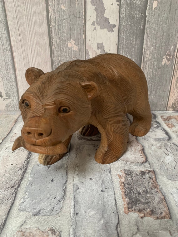 クマと魚の彫刻 ホビー・楽器・アート クマ 魚 木製彫刻