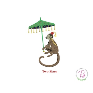 Puede incluir: Diseño bordado de un mono con un fez rojo y sosteniendo una sombrilla verde con borlas doradas. El mono está sentado sobre su cola. El texto "Two Sizes" está debajo del mono.