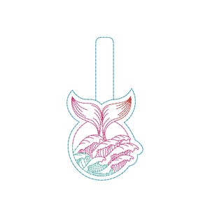 Może przedstawiać: Projekt w kształcie gitary przedstawiający ogon wieloryba i fale oceanu. Projekt jest obrysowany na niebiesko, ogon wieloryba w odcieniach czerwieni, a fale w kolorze turkusowym i czerwonym. Tło jest białe.