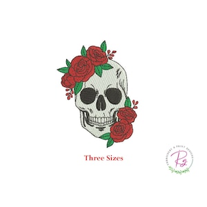 Puede incluir: Un cráneo blanco con ojos negros y una rosa roja en el lateral. El cráneo está adornado con una corona de rosas rojas y hojas verdes. El texto "Three Sizes" está debajo del cráneo.