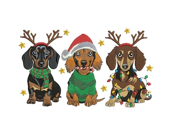 Könnte beinhalten: Drei Dackelhunde in festlicher Weihnachtskleidung. Der Hund links trägt einen rot-grünen Schal und Rentiergeweih. Der Hund in der Mitte trägt eine rote Weihnachtsmütze und einen grünen Pullover. Der Hund rechts trägt Rentiergeweih und eine Lichterkette.