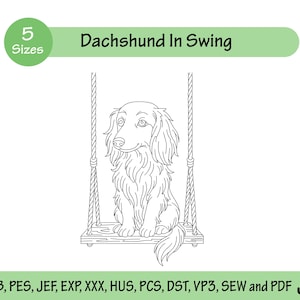 Może przedstawiać: Czarno-biała ilustracja jamnika na huśtawce. Obraz zawiera tekst "Dachshund In Swing" i "5 Sizes". Idealny do haftu lub innych prac ręcznych.