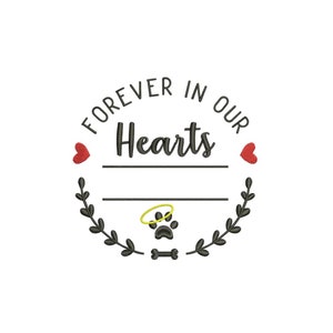 Könnte beinhalten: Ein schwarzes und weißes Stickmuster mit dem Text "Forever in our Hearts" in einem Kreis mit zwei roten Herzen, einem Pfotenabdruck mit einem Heiligenschein und einem Knochen.