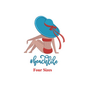 Può includere: Disegno ricamato di una donna che indossa un grande cappello da sole blu con un nastro rosso e un bikini rosso, seduta con le gambe incrociate. Il testo "#beachlife" e "Four Sizes" si trova sotto l'immagine.