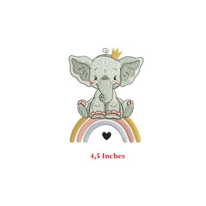 Op de afbeelding: Borduurwerk van een grijze olifant met een gouden kroon, zittend op een regenboog met een zwart hart in het midden. Het ontwerp is 4,5 inch.