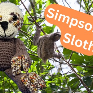 Può includere: Un giocattolo di peluche di bradipo in crochet marrone con una faccia bianca e occhi marroni. Il giocattolo di peluche è seduto su un ramo con un bradipo vero appeso al ramo sopra. Il testo "Simpson the Sloth" è scritto in arancione su sfondo bianco.