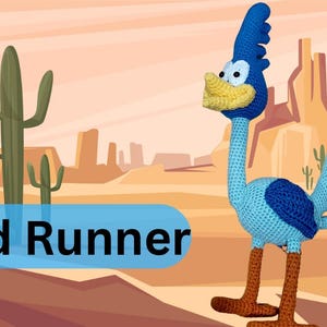 Puede incluir: Un personaje de dibujos animados Road Runner de crochet azul y amarillo de pie en un paisaje desértico con cactus. El personaje tiene un cuello largo y una cola larga. El fondo es una escena de desierto de dibujos animados con montañas y cactus.