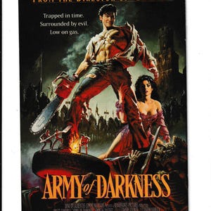 K&ouml;nnte beinhalten: Filmposter f&uuml;r "Army of Darkness" mit Bruce Campbell mit einer Kettens&auml;ge. Das Poster hat ein dunkles Farbschema mit dem Text "From the Director of Darkman" und "Coming Soon."