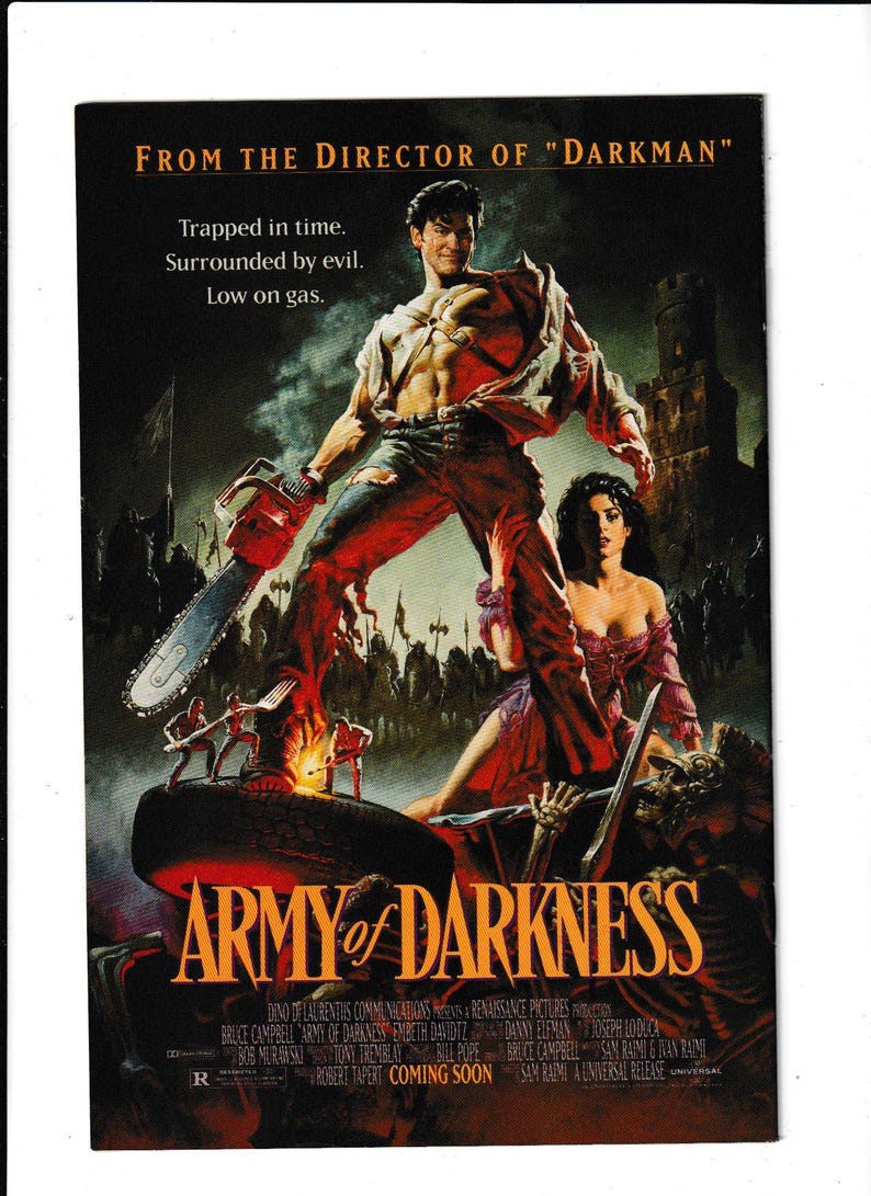 K&ouml;nnte beinhalten: Filmposter f&uuml;r "Army of Darkness" mit Bruce Campbell mit einer Kettens&auml;ge. Das Poster hat ein dunkles Farbschema mit dem Text "From the Director of Darkman" und "Coming Soon."