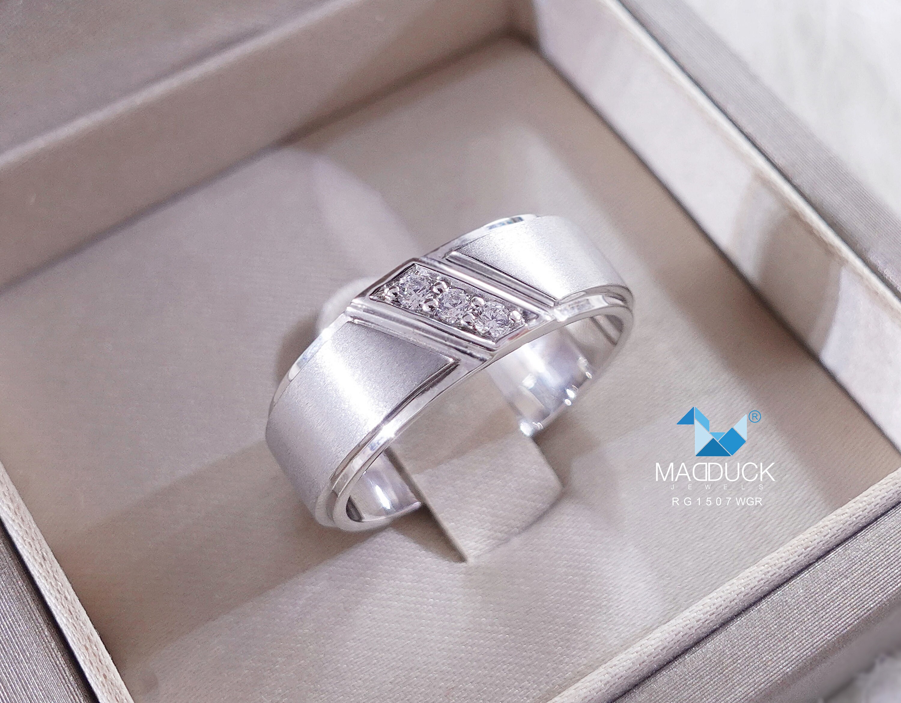 Cubic Zirconia / Sterling Silver 925 Ring / Rhodium Plated Cubic Zirconia / Sterling Silver 925 Ring / Rhodium Plated
