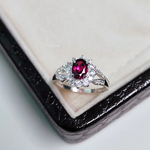 Rhodolith Granat Halo Ring, Rhodolith Granat Ring im Ovalschliff, 925 Sterling Silber Ring, Natürlicher Granat Silberring, Januar Birthstone Ring