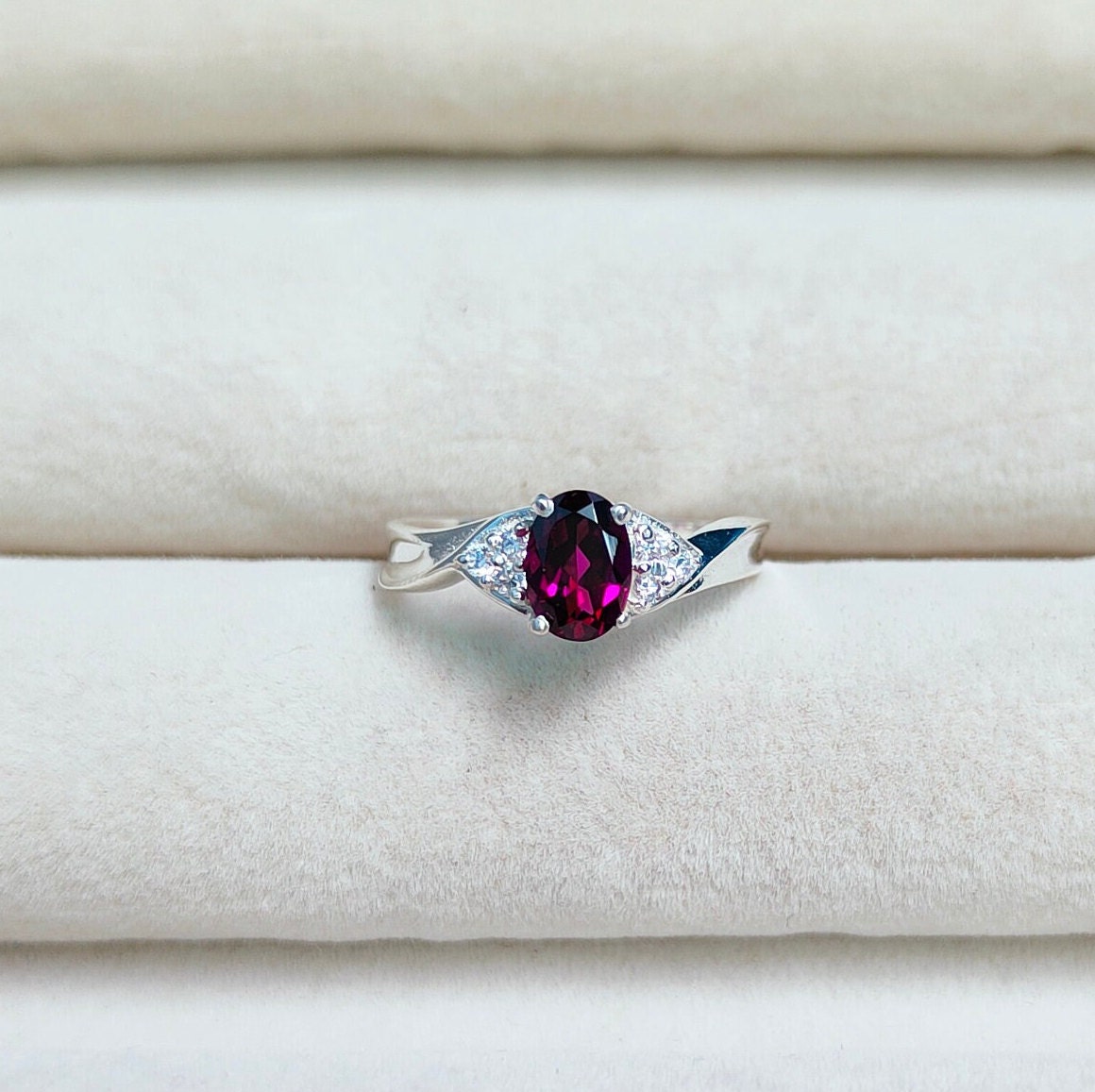 Rhodolite garnet ring, 925 Sterling silver ring, Oval rhodolite garnet ring, garnet silver ring, January Birthstone Ring, garnet band ring