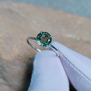 Green sapphire ring round cut green sapphire ring Sterling silver ring wedding ring teal sapphire ring lab grown sapphire ring