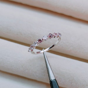 alexandrite bandring, alexandrite eternity bandring, ronde alexandrite trouwring, 925 sterlingzilveren band, kleurverandering stenen ring