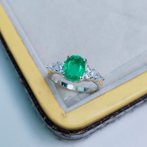 Lab Created Emerald Ring, 925 Sterling Silver Ring, Natural touch Colombian Emerald, Octagon Cut Lab Emerald Ring, Green Gemstone Ring