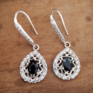 Orecchini con spinello nero, orecchini in argento sterling 925, orecchini pendenti con spinello nero naturale, orecchini con spinello nero taglio a pera, orecchini con alone di spinello