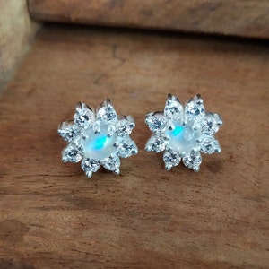 Rainbow Moonstone Stud Oorbellen, Moonstone Halo Stud Oorbellen, 925 Sterling Silver Oorbellen, Flower Design Oorbellen, Moonstone Cabochon
